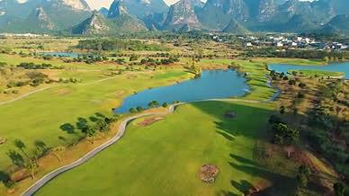 高尔夫球场景观航拍视频的预览图